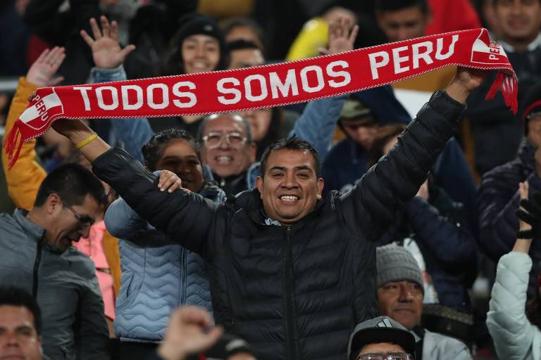 Um torcedor ergue uma faixa do Peru no Estádio San Marcos, em Lima