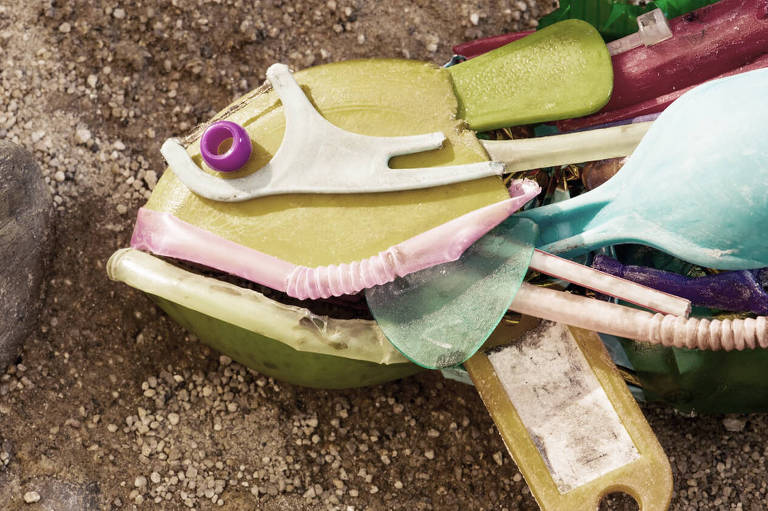Peixe recriado através de materiais feitos de plástico descartável encontrados na praia