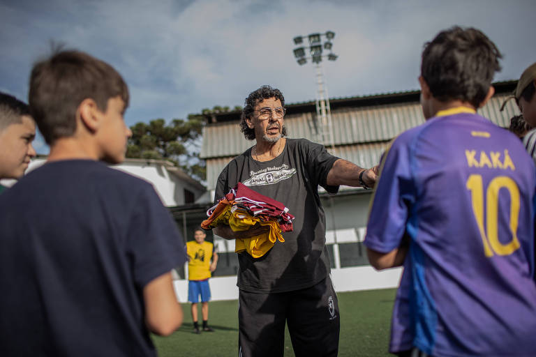 O ex-goleiro João Marcos distribui coletes para meninos de 11 a 15 anos onde ministra aulas de futebol