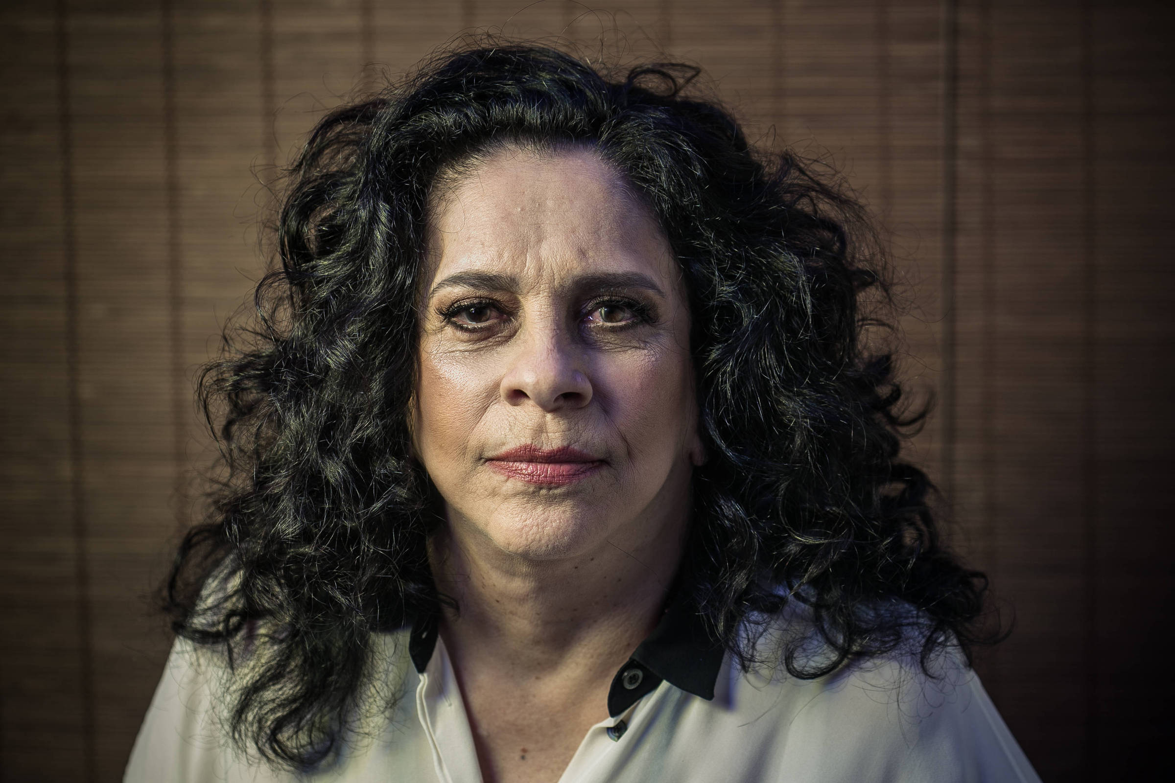 Gal Costa rege plateia em xingamento contra Bolsonaro durante show em Bonito