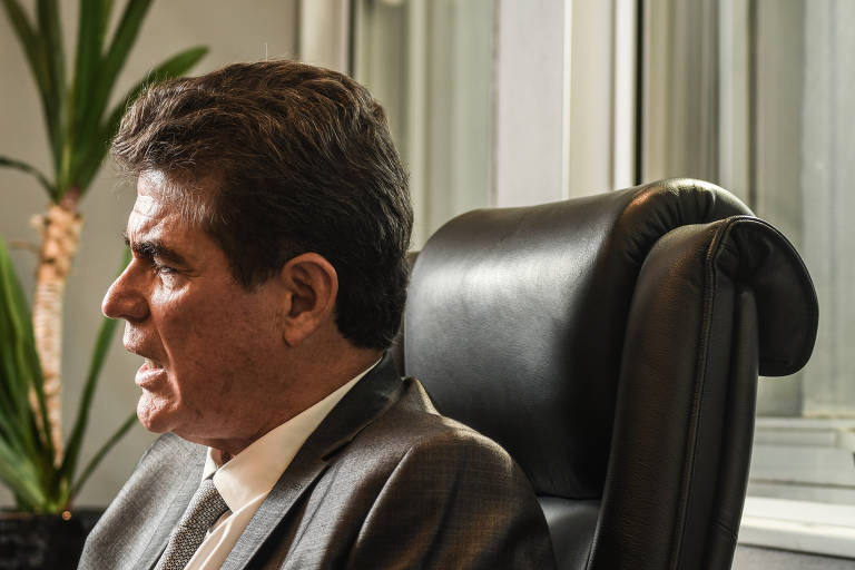 Para o empresário, alguns grupos querem enfraquecer a discussão do desemprego e da recuperação econômica. "Há interesse de pessoas que de uma certa forma ainda não foram condenadas, ou mesmo algumas condenadas, de desestabilizar [o ministro]. Facções ligadas ao crime organizado têm todo interesse de desmontar isso", afirmou