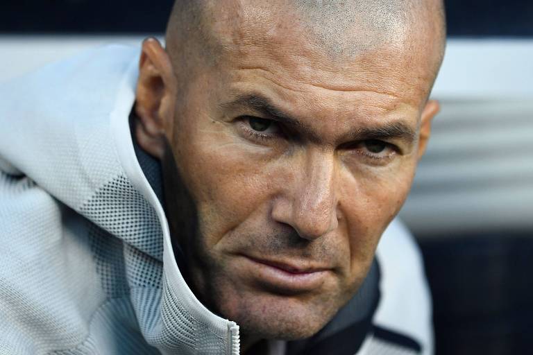 O técnico Zinedine Zidade ficou com cara de poucos amigos na pior derrota da sua carreira. Real Madrid perdeu o clássico contra o Atlético de Madrid por 7 a 3.