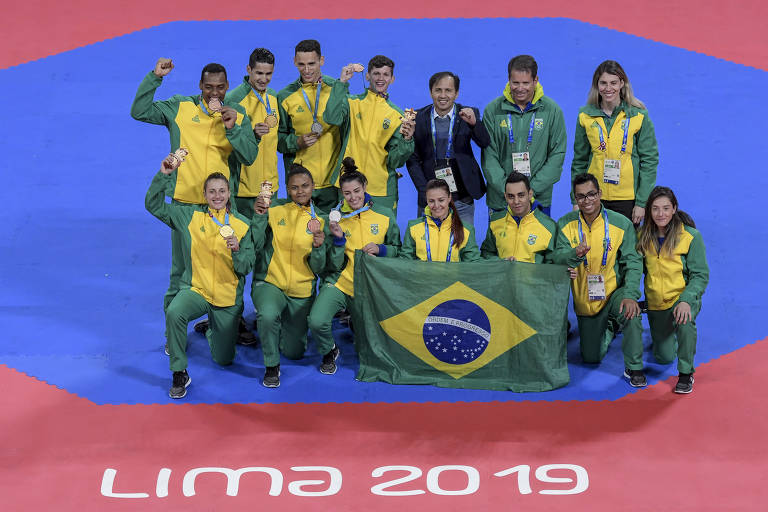 Equipe de medalhistas do Brasil do taekwondo posa para foto após bater recorde de medalhas em Pans. Em cima, da esquerda para a direita: Maicon Andrade, Netinho, Icaro Miguel e Paulo Ricardo; em baixo: Milena Titoneli, Raiany Fidelis, Talisca Reis e Rafaela Araujo