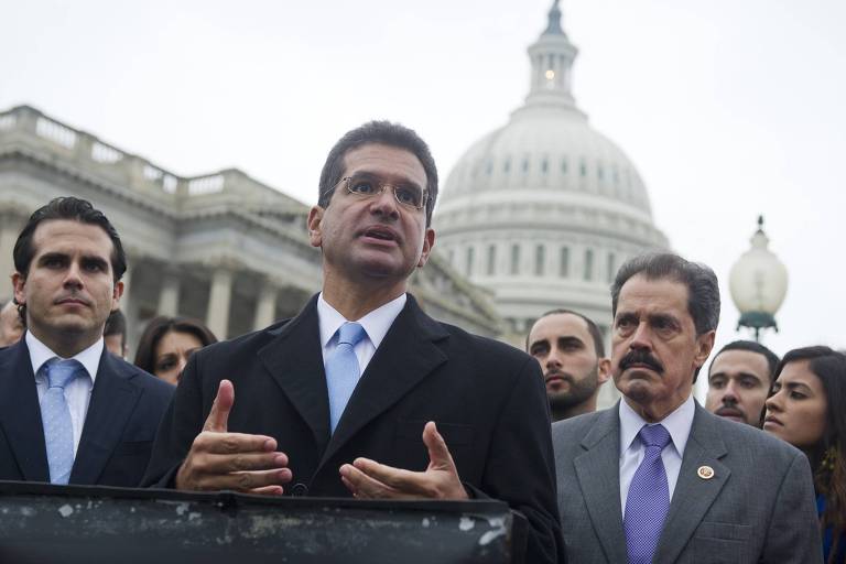 Foto de 2013 mostra o então comissário de Porto Rico no Congresso americano, Pedro Pierluisi (ao centro)