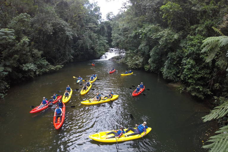 Turistas praticam canoagem no rio Juquiá, dentro do Legado das Águas