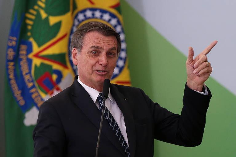 Bolsonaro cumprimenta empresários com palavrões e abraços de tirar do chão