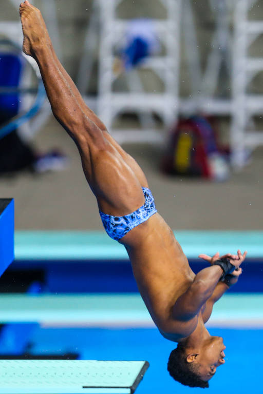 Isaac Souza, dos saltos ornamentais, salta durante treinamento da equipe brasileira em Lima