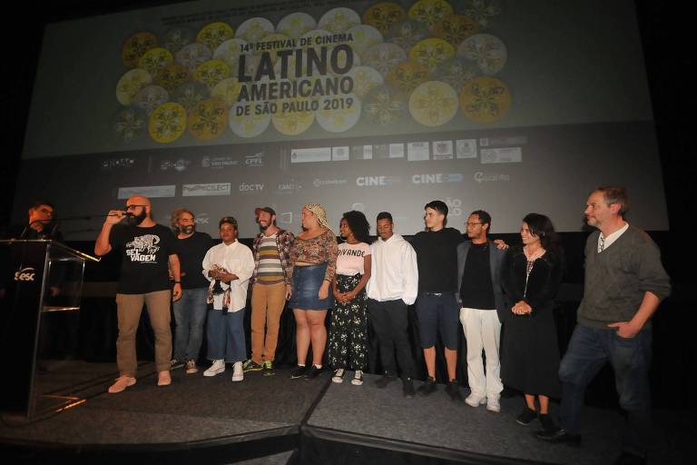 Equipe de 'Selvagem', de Diego da Costa, recebe o prêmio do público de melhor filme na 14ª edição do Festival de Cinema Latino-Americano, no Cinesesc