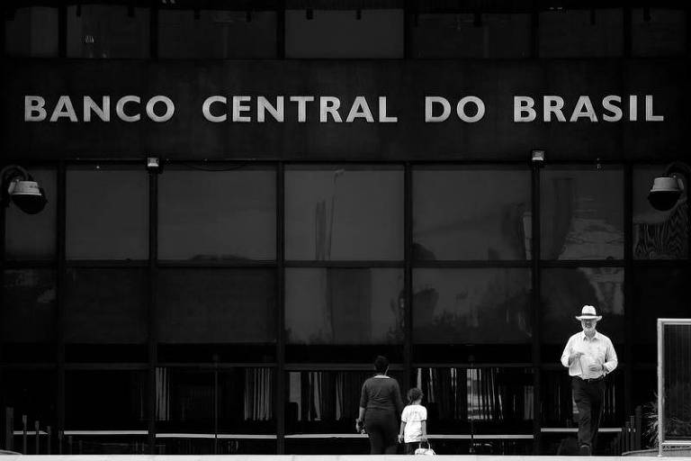 fachada preta com banco central do brasil escrito em letras prateadas
