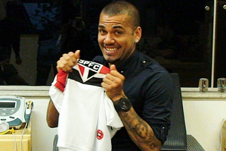 Daniel Alves é são-paulino e já falou várias vezes em jogar no clube