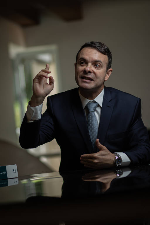 Ele afirma que não editou as mensagens antes de repassá-las e que encaminhou as mensagens a Glenn Greenwald, do Intercept Brasil, de forma anônima, voluntária e sem cobrança financeira. Não há até agora indício de que tenha havido pagamento pelo material divulgado, segundo investigadores.