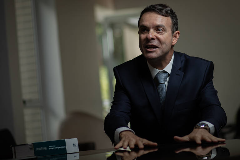 Para o procurador, as pessoas confundem o sistema acusatório com as primeiras lições de uma faculdade de direito. "O juiz é um ser humano, ele está sujeito às contingências dos seus filtros e das suas percepções", afirma Mougenot