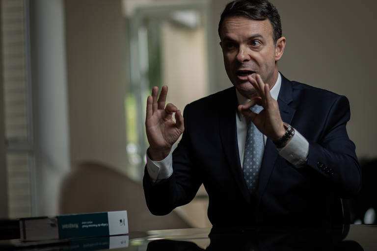 O procurador é contra uma perícia para verificar a autenticidade das mensagens. "(...) seria uma reiteração de um crime já praticado (...). A partir daí, começar uma perícia você confere legitimidade ao próprio crime e dá um recado à sociedade: pode-se invadir celulares."