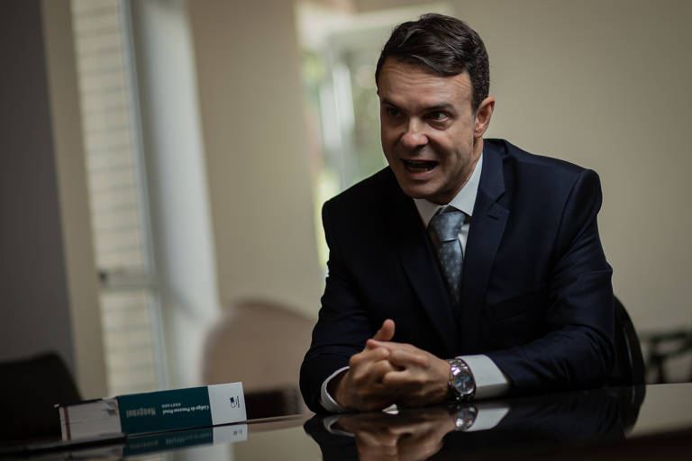 Sobre o episódio em que Moro sugere a inserção de uma prova numa denúncia, o procurador afirmou que o juiz pode apresentar algo que chegue a ele como prova. "Esta sugestão teria que ser analisada dentro do que aconteceu, é um todo", afirma
