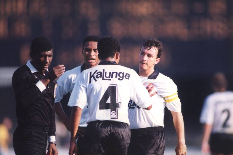 O juiz José Aparecido de Oliveira limpa o rosto após cuspida de Neto, que acabaria sendo suspenso por quatro meses pelo ato