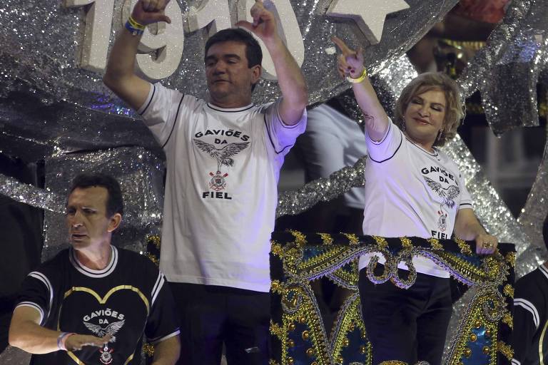 Neto desfila na Gaviões da Fiel ao lado de Andrés Sanchez e Marisa Letícia