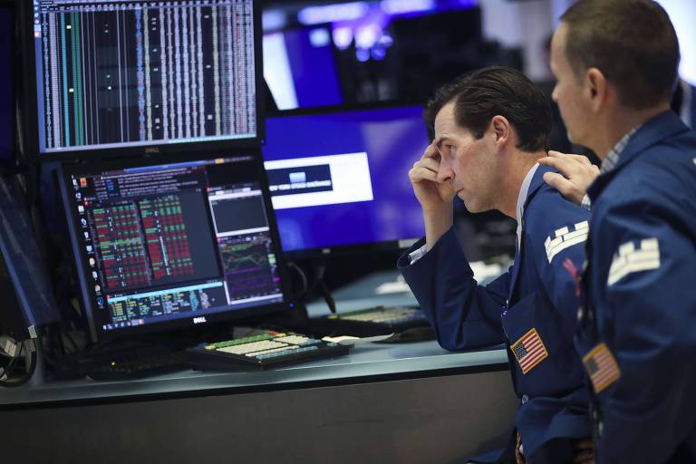 Corretores da Bolsa de Nova York olham gráficos com preocupação