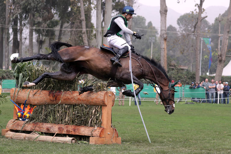 Cavalo Ballypatrick SRS, montado pelo cavaleiro brasileiro Ruy Leme da Fonseca Filho, tropeça em obstáculo durante prova dos jogos Pan Americanos de Lima, no Peru