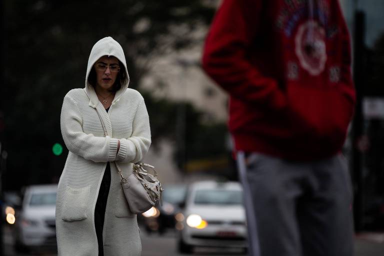 Pedestre caminha no fim de tarde gelado em São Paulo; com a chegada de uma nova massa de ar frio, a temperatura deve cair nos próximos dias em várias cidades