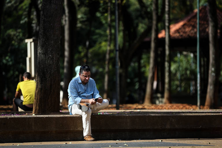 Paulistanos usam celular na região central de SP; cerca de um terço dos registros eletrônicos de roubos e furtos desses aparelhos é rejeitado