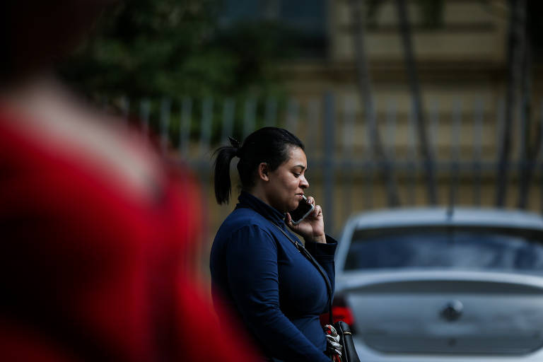 Paulistanos usam celular na região central de SP; cerca de um terço dos registros eletrônicos de roubos e furtos desses aparelhos é rejeitado