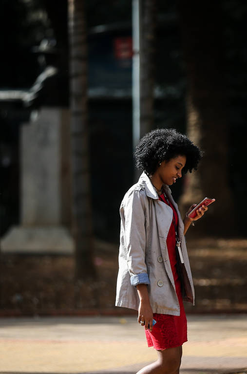 Paulistanos usam celular na região central de SP; cerca de um terço dos registros eletrônicos de roubos e furtos desses aparelhos é rejeitado