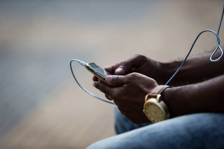 Paulistanos usam celular na região central de SP; cerca de um terço dos registros eletrônicos de roubos e furtos desses aparelhos é rejeitado