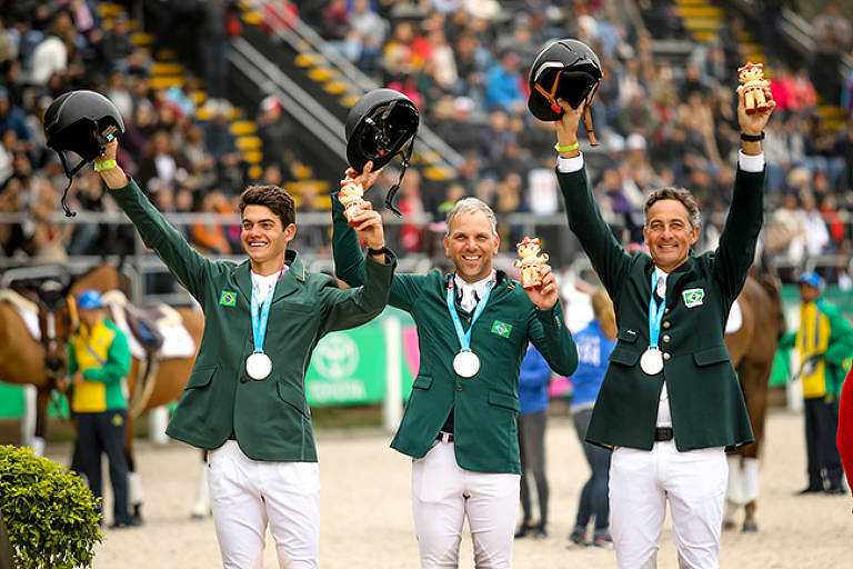  Rafael Losano, Carlos Parro e Marcelo Tosi vencem medalha de prata no concurso completo de equitação (CCE)