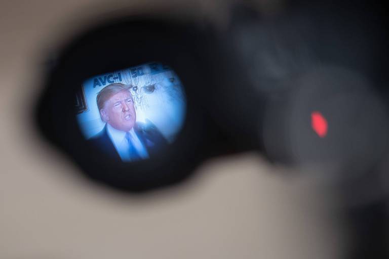 O presidente dos EUA, Donald Trump, visto por meio de visor de câmera de TV ao discursar na Casa Branca