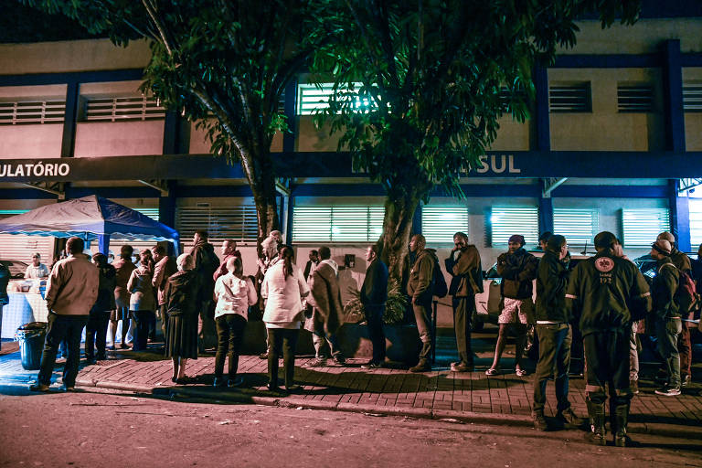 Grupo Saúde, da Igreja Universal do Reino de Deus, que dá assistência a enfermos e familiares em hospitais públicos. A reportagem acompanhou a iniciativa em uma noite do mês de junho, em um pronto-socorro da zona sul de São Paulo
