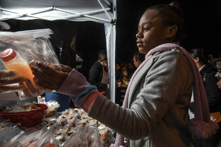 Grupo Saúde, da Igreja Universal do Reino de Deus, que dá assistência a enfermos e familiares em hospitais públicos. A reportagem acompanhou a iniciativa em uma noite do mês de junho, em um pronto-socorro da zona sul de São Paulo
