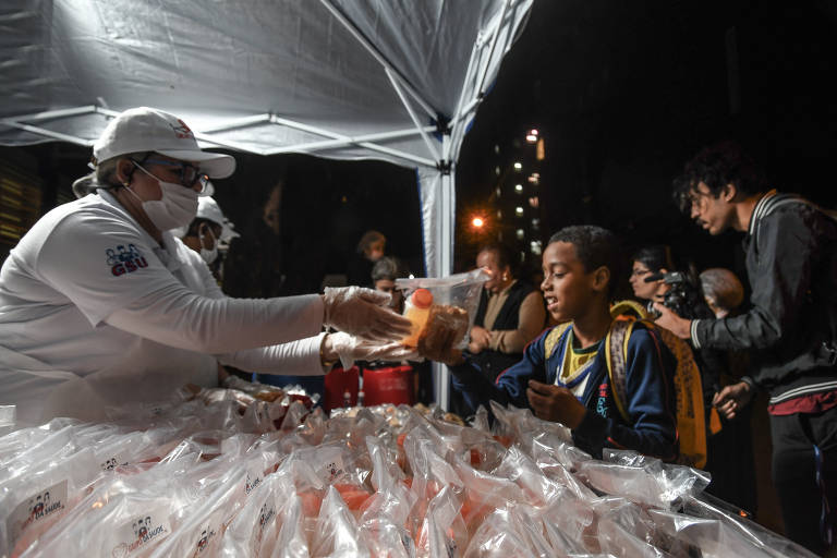 Grupo Saúde, da Igreja Universal do Reino de Deus, que dá assistência a enfermos e familiares em hospitais públicos. A reportagem acompanhou a iniciativa em uma noite do mês de junho, em um pronto-socorro da zona sul de São Paulo