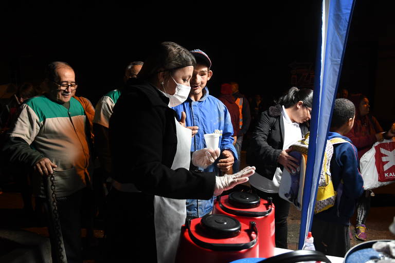Grupo Saúde, da Igreja Universal do Reino de Deus, que dá assistência a enfermos e familiares em hospitais públicos. A reportagem acompanhou a iniciativa em uma noite do mês de junho, em um pronto-socorro da zona sul de São Paulo