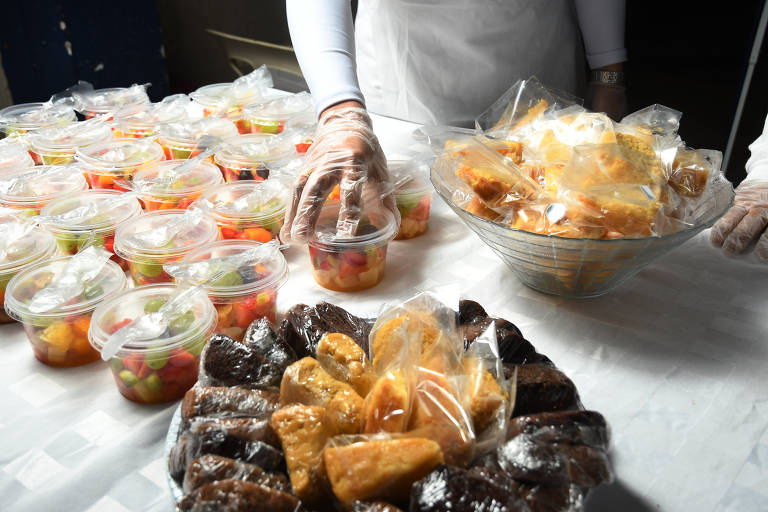 Grupo Saúde, da Igreja Universal do Reino de Deus, que dá assistência a enfermos e familiares em hospitais públicos. A reportagem acompanhou a iniciativa em uma noite do mês de junho, em um pronto-socorro da zona sul de São Paulo