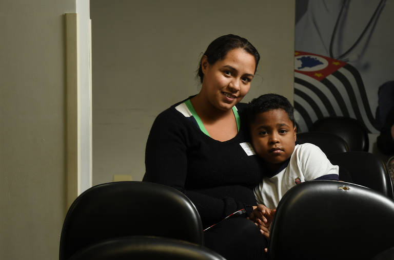 Luis Silva Santos, 7, foi ao pronto-socorro naquela noite por causa de uma bronquite. Junto com sua mãe, Bruna Barros da Silva, 28, pegou um lanche com os voluntários da Universal