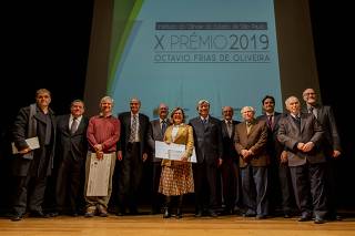 Ganhadores e organizadores na cerimônia da entrega do Prêmio Octavio Frias de Oliveira