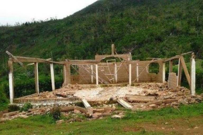 igreja haitiana destruída no meio do mato