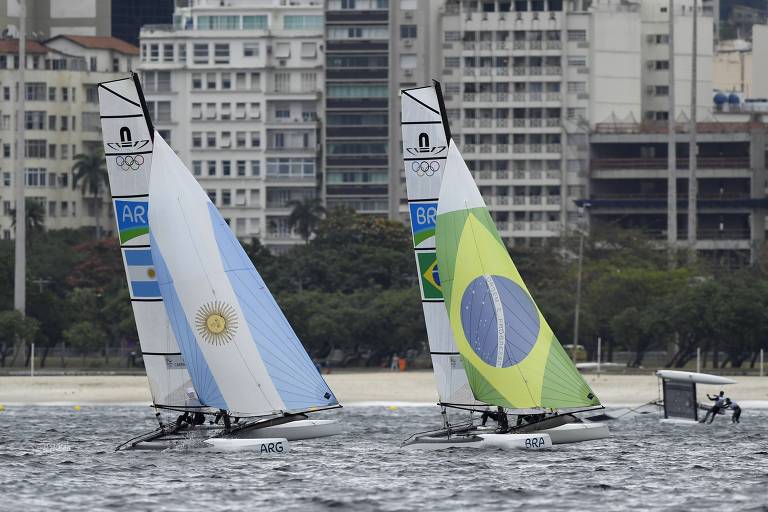 Duplas mistas de Argentina e Brasil competem na vela nos Jogos do Rio de Janeiro, em 2016