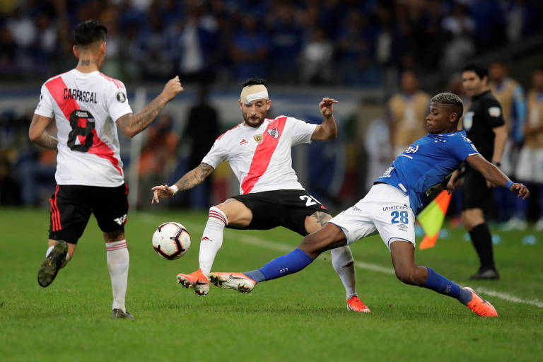 Orejuela, do Cruzeiro, disputa a bola com Milton Casco, do River Plate, em partida da Libertadores