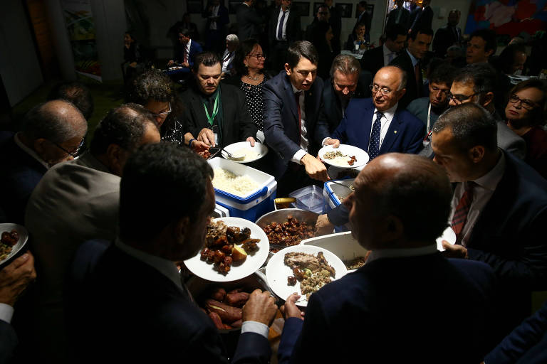 O deputado Fábio Ramalho (MDB-MG) serve comida para os deputados no cafezinho do plenário. Plenário da câmara dos deputados durante votação dos destaques da reforma da previdência
