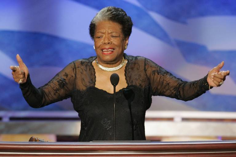 A escritora e ativista Maya Angelou discursa durante Convenção Nacional Democrata, em 2004