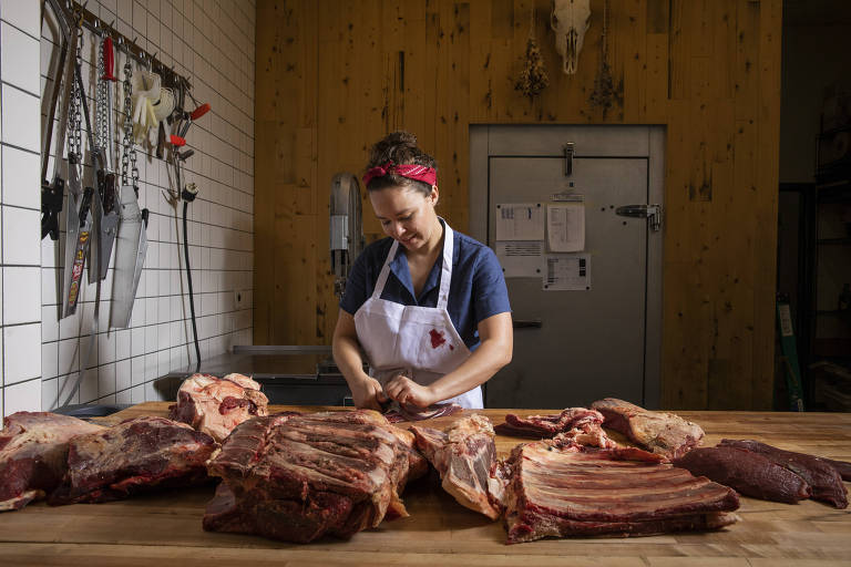 Janice Schindler, gerente do açougue Meat Hook, corta carne em Nova York