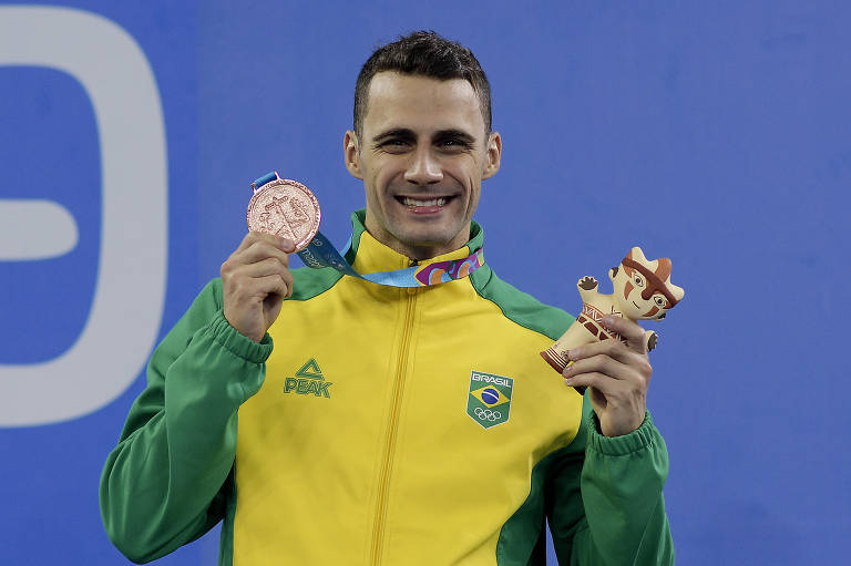 Leo de Deus com o bronze dos 200 metros costas no Pan-Americano de 2019, em Lima