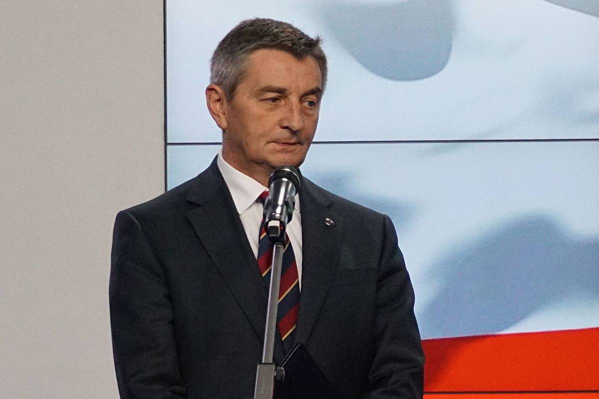 Chefe do Parlamento polonês pede demissão após usar avião do governo com familiares