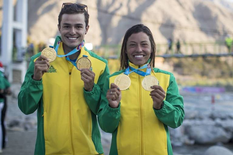 Pedro Gonçalves e Ana Sátila mostram suas duas medalhas de ouro conquistadas nas provas de canoagem nos Jogos Pan-Americanos de Lima, no Peru