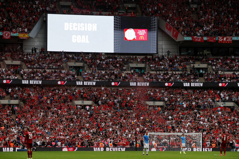 Telão de Wembley mostrando o resultado da revisão do VAR na final do Community Shield, entre Liverpool e Manchester City
