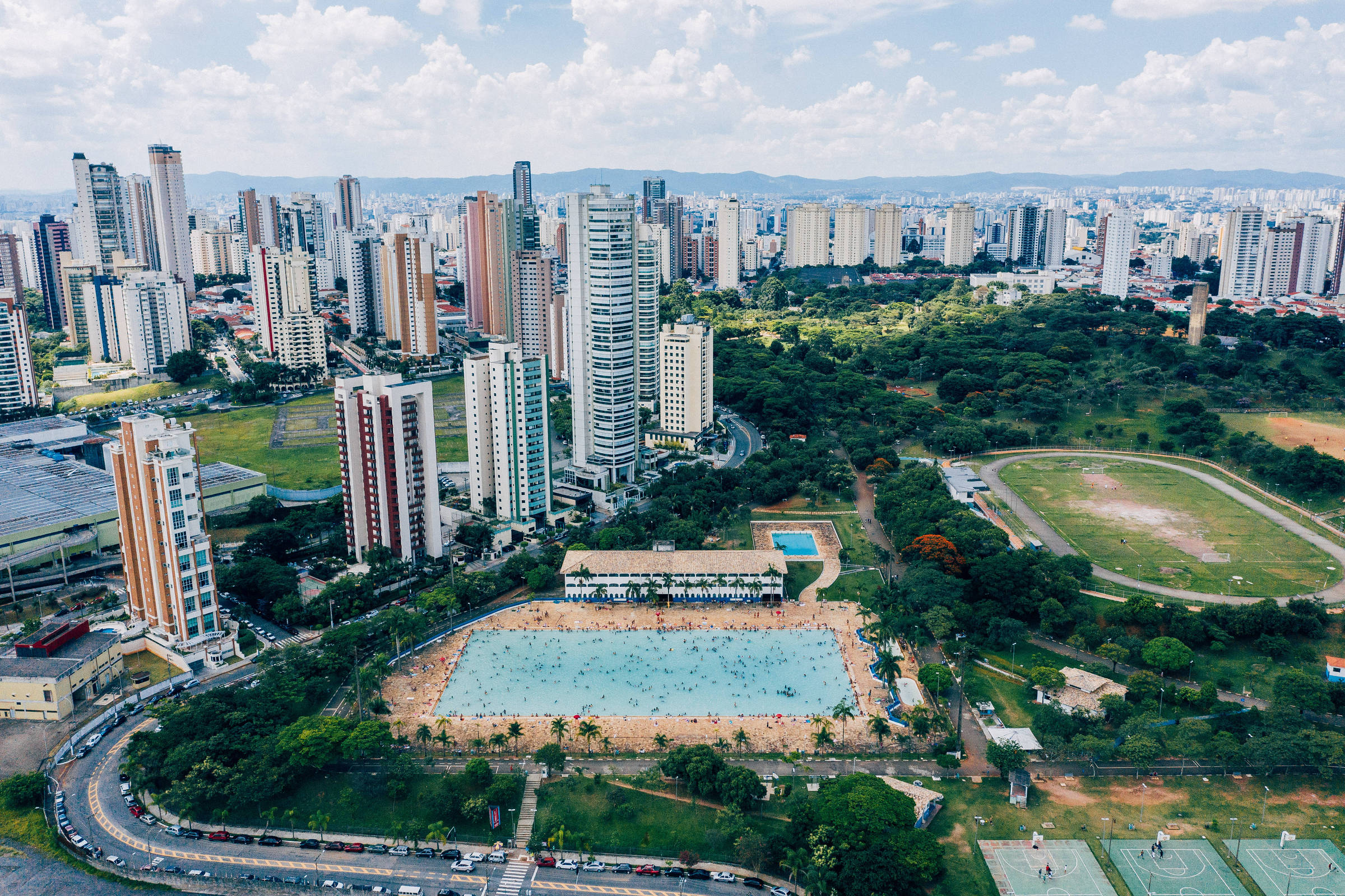 Estouro De Cano Com Cloro Da Piscina Fecha O Parque Ceret 08 08 2019 Parques Fotografia Folha De S Paulo
