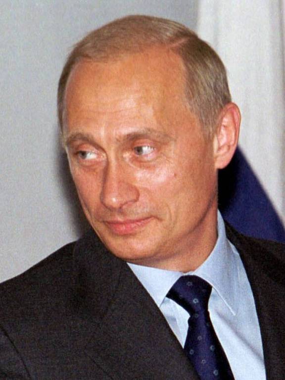 O presidente da Rússia, Vladimir Putin, em evento com jogadores da seleção da Rússia, em Bor, em maio de 2002