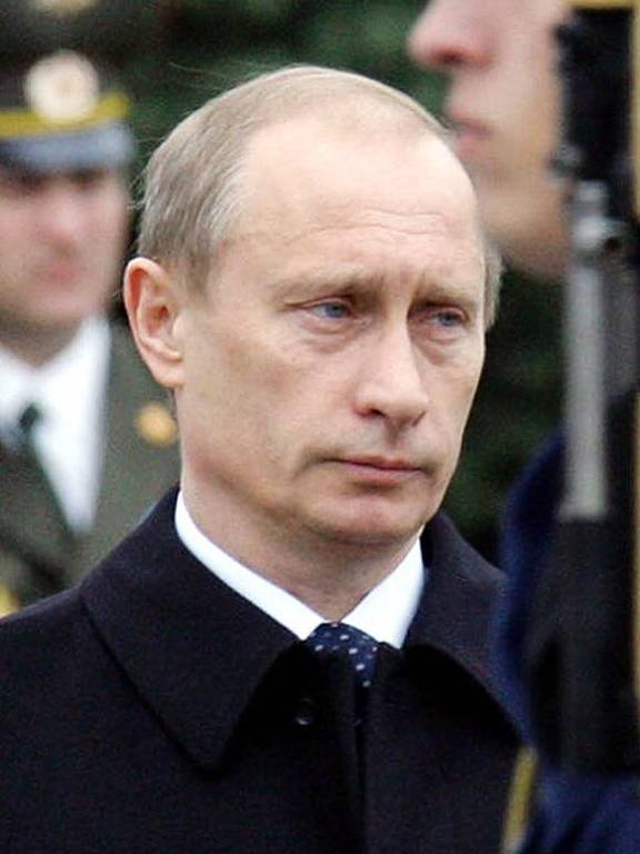 Putin durante cerimônia em memorial da Sgeunda Guerra, em Moscou, em maio de 2005