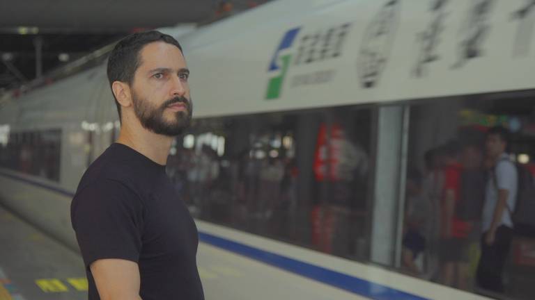 Ronaldo Lemos espera trem de alta velocidade em Hangzhou